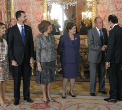 El Rey recibe el saludo del presidente del Gobierno, Mariano Rajoy, en presencia de la Presidenta brasileña, la Reina y los Príncipes de Asturias